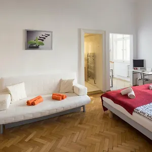dusni-apartments-prague.praguehotelsweb.com/